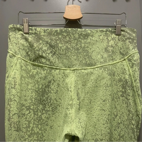 Lululemon Base Pace High-Rise Tight 25" | Size 14 - Picture 9 of 11